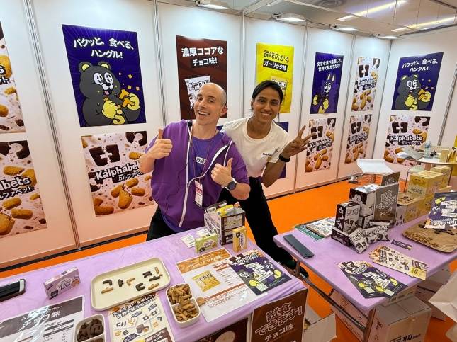 코리아 엑스포 2026 도쿄에서 칼파벳 부스를 운영하고 있는 타일러(왼쪽)와 니디/사진=김다이 기자 @neverdie
