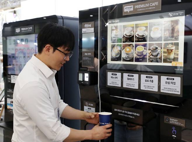 15일 서울 삼성동 코엑스에서 열린 ‘2026 서울커피엑스포’에서 관계자가 커피 밴딩머신을 시연하고 있다. 서울커피엑스포는 B2B 커피 산업 전시회로 커피의 최신 트렌드를 소개한다. (사진=이데일리 김태형 기자).