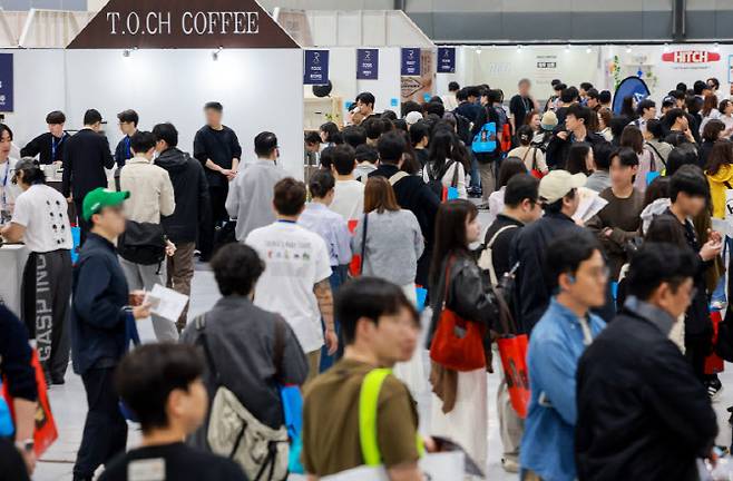 15일 서울 강남구 삼성동 코엑스에서 열린 ‘2026 서울커피엑스포(Coffee Expo Seoul 2026)’가 관람객들로 붐비고 있다.올해로 15회째를 맞은 이번 전시는 ‘세계를 블렌딩하다’라는 슬로건으로 코엑스(사장 조상현)와 한국커피연합회(회장 이영성)주최로 다양한 기기 및 장비, 원두, 원부재료, 매장 운영 솔루션까지 커피 산업 전반을 아우르는 상반기 최대 규모의 커피 비즈니스 전시다. (사진=뉴스1).
