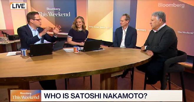 뉴욕타임스 베스트셀러 작가인 윌리엄 D. 코한(William D. Cohan, 사진 맨오른쪽)과 퀘스트 리서치 앤 인베스티게이션스의 공동 창립자이자 사설 탐정인 타일러 마로니(Tyler Maroney, 사진 오른쪽에서 두번째)가 18일 블룸버그 방송에 출연해 사토시 정체를 다룬 22일 개봉 다큐에 대해 말하고 있다. (사진=블룸버그)