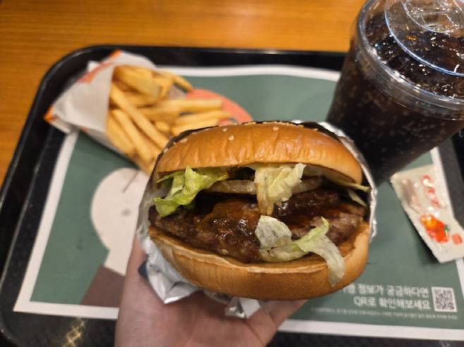 은색 포장지를 벗기자 모습을 드러낸 ‘스모크 비프립 와퍼’