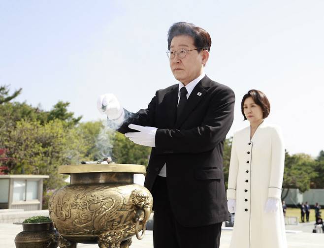 이재명 대통령이 19일 서울 강북구 국립 4·19민주묘지에서 열린 4·19혁명 기념식에서 분향하고 있다. [청와대통신사진기자단]