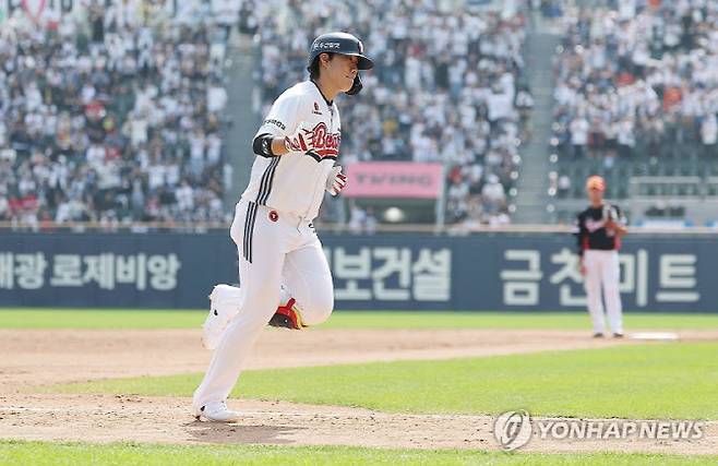 두산베어스 박준순이 솔로홈런을 치고 그라운드를 달리고 있다. 사진=연합뉴스
