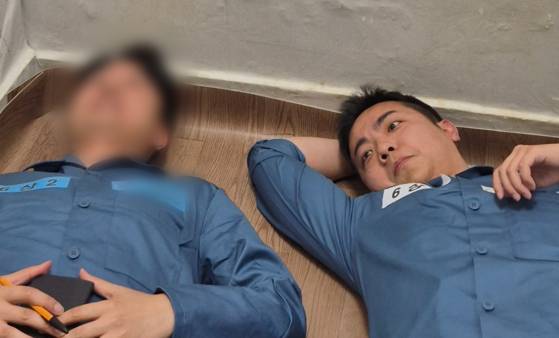 징벌방 체험 중인 기자단. 오른쪽이 연지환 기자. 남성 두 명이 누웠더니 벽에 머리가 닿는다. 벽엔 '시간이 느리게 가는 징벌방에 온 걸 환영해'란 낙서가 적혀있었다. 징벌방은 '사고'를 친 수용자들이 가는 곳이다. 적게는 열흘부터 시작되는데, 2㎡ 남짓이다.〈사진=법무부 제공〉