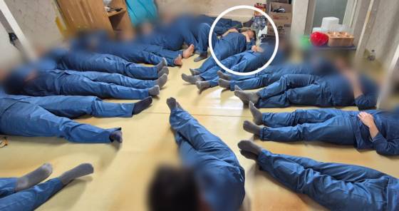 '일일 수용자' 기자단이 7평 남짓 혼거실에 누워봤다. 하얀색 동그라미는 연지환 기자 얼굴 옆에 발이 놓인 모습. 17명이 들어가니 꽉 찬 모습이다. 수용률 135%인 안양교도소에선 더 많이 들어가는 일도 있다고 한다.〈사진=법무부 제공〉