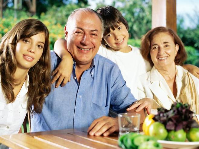 조부모와 손주들이 함께 시간을 보내고 있다. 연령대에 따라 부족해지기 쉬운 영양소를 고려해 필요한 성분을 선택하는 접근이 필요하다. 사진=게티이미지뱅크