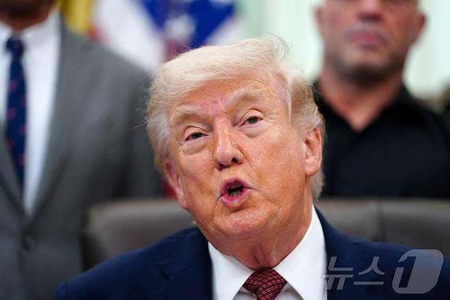 도널드 트럼프 미국 대통령이 18일(현지시간) 워싱턴DC 백악관에서 미 식품의약국(FDA)이 특정 환각제 치료제 심사를 빠르게 진행하도록 하는 행정명령 서명식에서 발언하고 있다 .2026.04.18. ⓒ 로이터=뉴스1