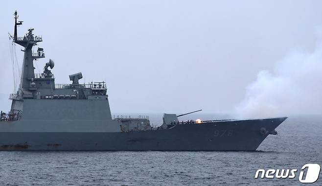 지난 13일 인천항 수로에서 열린 제73주년 인천상륙작전 전승기념 미디어데이 행사에서 해군 구축함 왕건함(DDH-II)이 예포를 활용해 해상화력지원 시연을 하고 있다. 2023.9.15 ⓒ 뉴스1 구윤성 기자