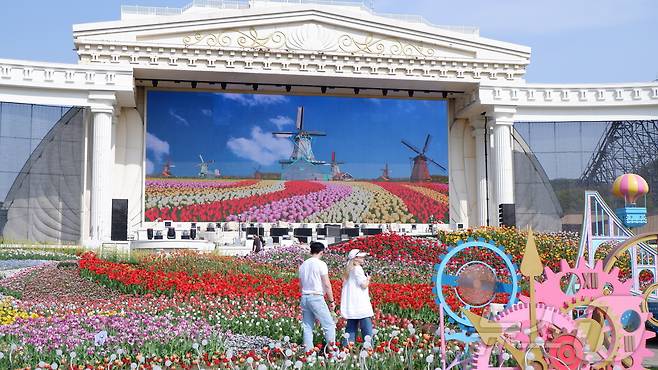 포시즌스가든에서는 튤립 밭에서 인증사진을 찍을 수 있다.ⓒ 뉴스1 윤슬빈 관광전문기자