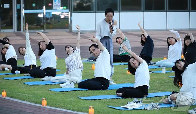 박희조 대전 동구청장이 지난 5일 구청 잔디광장에서 영유아 부모들과 야간 힐링 프로그램 ‘달빛 인생 요가’에 참가해 요가를 하고 했다. (대전동구 제공. 재판매 및 DB 금지)2025.6.8 ⓒ 뉴스1 이동원 기자