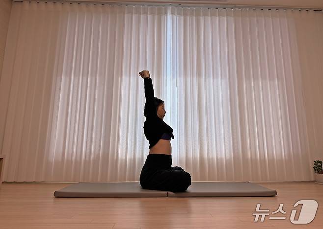 김유빈 요가강사가 아침에 하기 좋은 '파르바타아사나' 동작을 선보이고 있다. 어깨 및 등 스트레칭 효과가 있다.ⓒ 뉴스1 서장원 기자