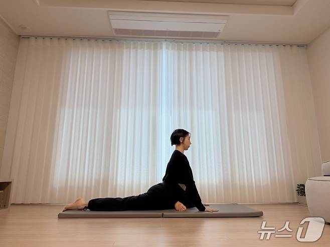 김유빈 요가강사가 임신부에 좋은 비둘기자세를 보여주고 있다. 한쪽 다리를 앞으로 당겨 손목 뒤쪽에 무릎을 두고 반대쪽 다리를 뒤로 뻗는다. 어깨가 올라가거나 등이 말리지 않게 어깨를 뒤로 열고 손가락 끝으로 바닥을 짚는다. 골반이 틀어지지 않게 뒤로 뻗은 다리 쪽 허벅지를 바닥으로 누르며 복부부터 허벅지 앞쪽까지 근육을 풀어낸다. 골반 및 장요근 이완 효과가 있다.ⓒ 뉴스1 서장원 기자