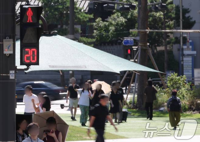 서울의 한 교차로에 적색 잔여시간 표시 신호등이 설치돼 있다. 적색 잔여시간 표시 신호등은 기존 녹색신호뿐만 아니라 빨간불 대기시간까지도 알려줘 보행자의 답답함을 덜어주고 효율적인 이동을 돕는 한편 무단횡단을 예방하는 효과가 있다.  ⓒ 뉴스1 이동해 기자