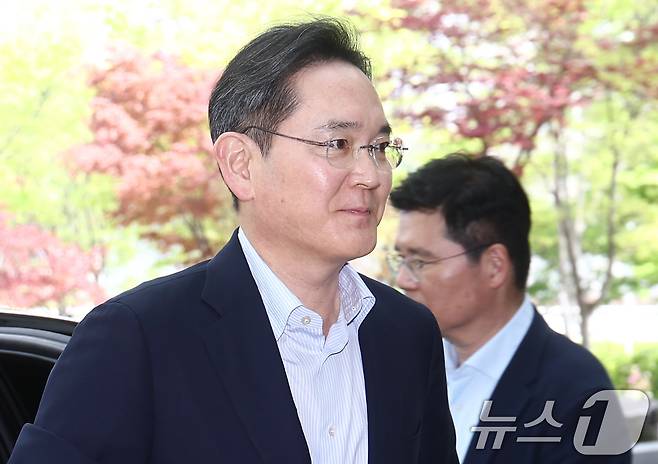 이재용 삼성전자 회장이 19일 오후 서울 강서구 김포비즈니스항공센터에서 이재명 대통령의 인도·베트남 순방 경제사절단 동행을 위해 출국하고 있다. ⓒ 뉴스1 김민지 기자