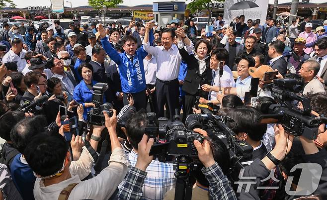 정청래 더불어민주당 대표가 추미애 경기도지사 후보, 김병욱 성남시장 후보 등과 19일 경기도 성남시 모란민속5일장을 방문해 두 팔을 들어보이고 있다. (공동취재) 2026.4.19 ⓒ 뉴스1 이승배 기자