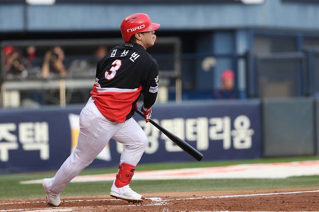 KIA 김선빈이 18일 잠실구장에서 열린 2026 KBO리그 정규시즌 두산과 경기에서 5회초 대타로 나서 적시타를 치고 있다. 사진 | KIA 타이거즈