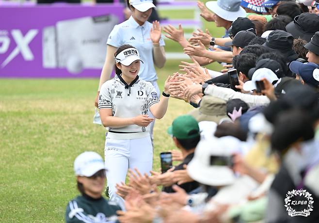 임진영(왼쪽)이 19일 경남 김해 가야CC에서 열린 KLPGA투어 넥센·세인트나인 마스터스 2026 최종라운드에서 티샷 후 밝은 표정으로 하이파이브존에서 팬들과 만나고 있다. 사진 | KLPGA