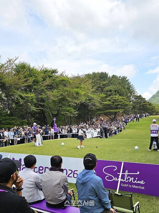 가야CC에 넥센이 설치한 ‘패트론존’에서 바라본 1번홀 전경. 티샷하는 전예성을 중심으로 패트론존부터 티잉그라운드를 지나 그린까지 갤러리가 줄지어 있다. 사진 | 김해=장강훈 기자 zzang@sportsseoul.com