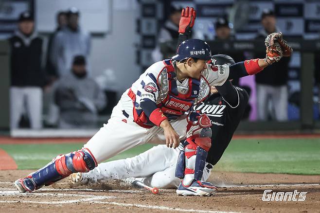 롯데 유강남이 7일 부산 사직구장에서 열린 2026 KBO리그 정규시즌 KT전에서 상대 홈 쇄도를 저지하고 있다. 사진 | 롯데 자이언츠