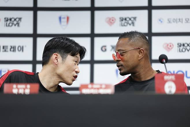 사전 기자회견에 임하고 있는 박지성과 파트리스 에브라(오른쪽). /사진=슛포러브