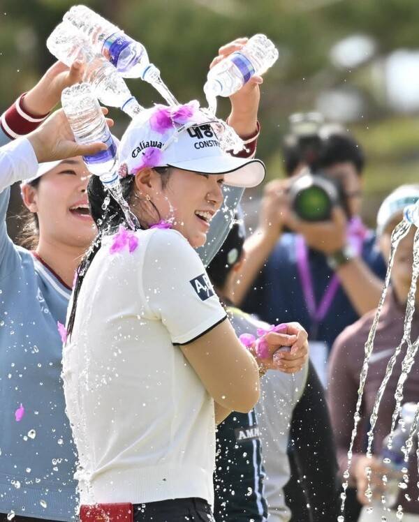 김민선7이 KLPGA 투어 넥센·세인트나인 마스터즈에서 단 한 개의 보기 없이 사흘 내내 선두를 지킨 완벽한 경기력으로 시즌 첫 승이자 통산 2승을 거뒀다. (김민선7이 우승을 확정지은 후 동료들로부터 축하 세례를 받고 있다). /사진=KLPGA