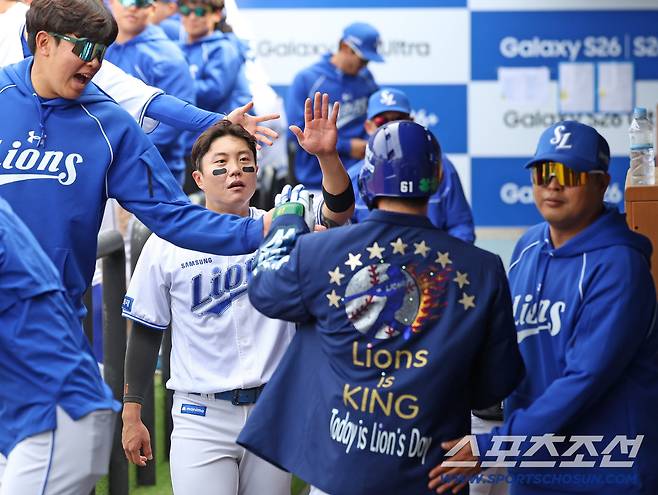 삼성 전병우가 시즌 첫 홈런을 친 뒤 홈런 점퍼를 입고 동료들과 하이파이브를 하고 있다. 사진제공=삼성 라이온즈