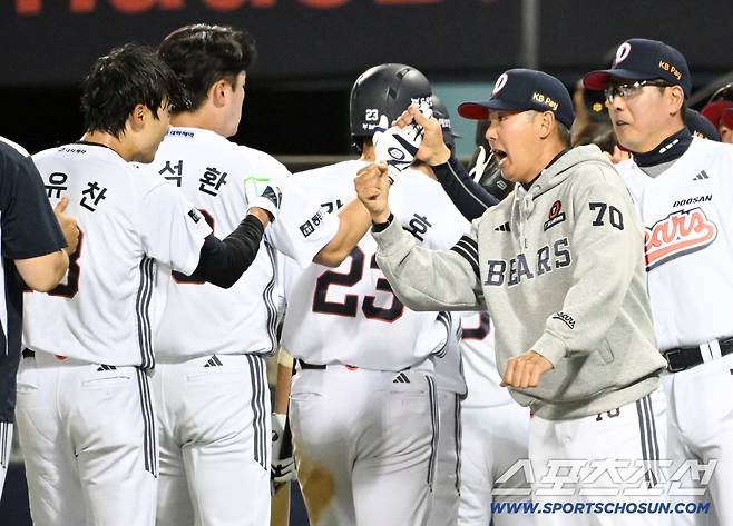 18일 잠실구장에서 열린 두산과 KIA의 경기. 10회말 1사 1,2루 두산 이유찬의 끝내기 안타로 승리한 두산 김원형 감독이 환호하고 있다. 잠실=박재만 기자 pjm@sportschosun.com/2026.04.18/