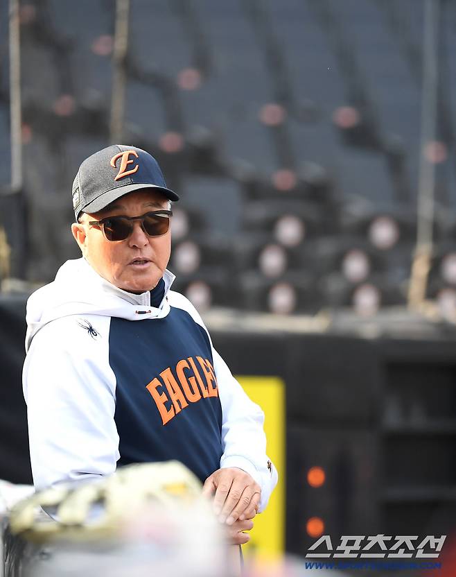 2일 대전 한화생명볼파크에서 열리는 한화와 KT의 경기. 선수들 훈련 지켜보고 있는 한화 김경문 감독. 대전=송정헌 기자songs@sportschosun.com/2026.04.02/