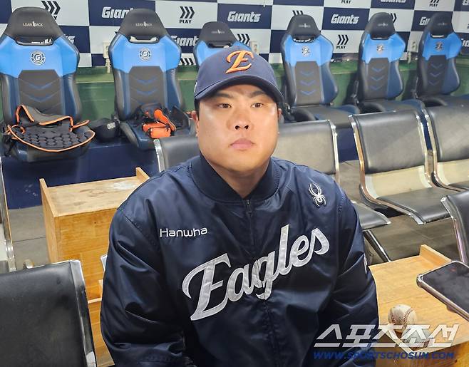 경기 후 인터뷰에 임한 류현진. 김영록 기자