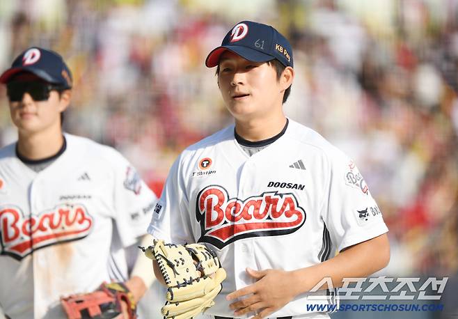 19일 서울 잠실구장에서 열린 KIA-두산전. 8회초 2사 2, 3루 위기를 넘긴 김택연이 안도하고 있다. 잠실=정재근 기자 cjg@sportschosun.com/2026.4.19/
