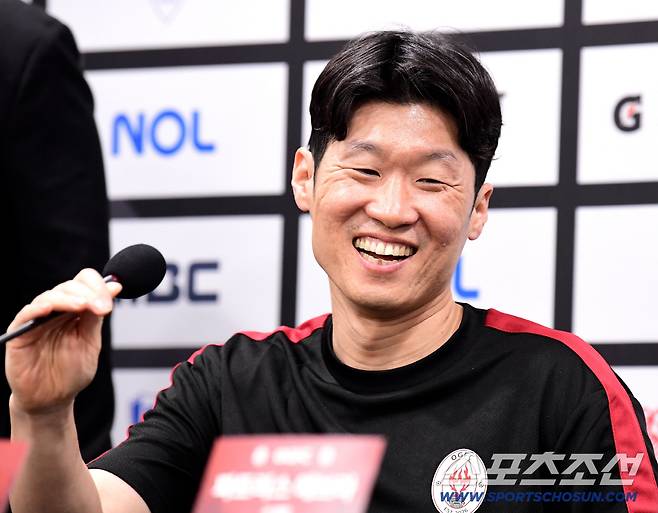 19일 수원 월드컵경기장에서 OGFC와 수원삼성의 레전드 매치가 열렸다. 경기를 앞두고 기자회견에 참석한 박지성. 수원=송정헌 기자songs@sportschosun.com/2026.04.19/