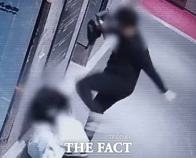 부산에서 귀가 중인 김 씨를 성폭행할 목적으로 무차별 폭행한 '부산 돌려차기' 남성 이 씨가 대법원에서 징역 20년 확정 판결을 받았다. /커뮤니티 캡처