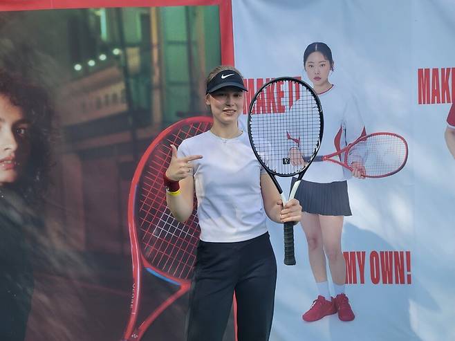 NH올원뱅크 아마추어 테니스대회에서 기념 촬영한 안나 보이노바. 안구동 제공