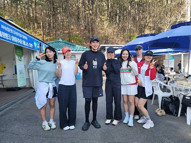 대한테니스협회 홍보대사 장성규 아나운서와 안나 보이노바를 비롯한 고려대 선수들. 농협 제공