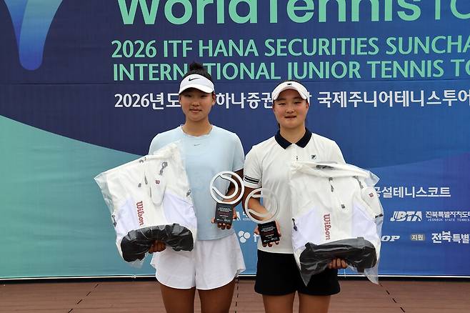 여자복식 준우승 이미나(오른쪽)-이서진. 박성진 기자
