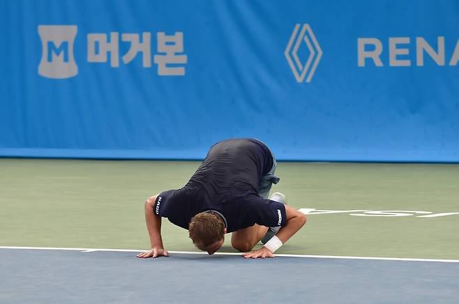 코트 바닥에 입맞춤을 하는 레안드로 리에디