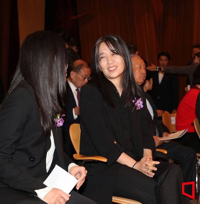 2024노벨문학상 수상 작가 한강이 2024년 10월 17일 오후 서울 삼성동 포니정홀에서 열린 '2024 포니정 혁신상' 시상식에서 강지혜 문학평론가와 이야기하고 있다. 사진=사진공동취재단