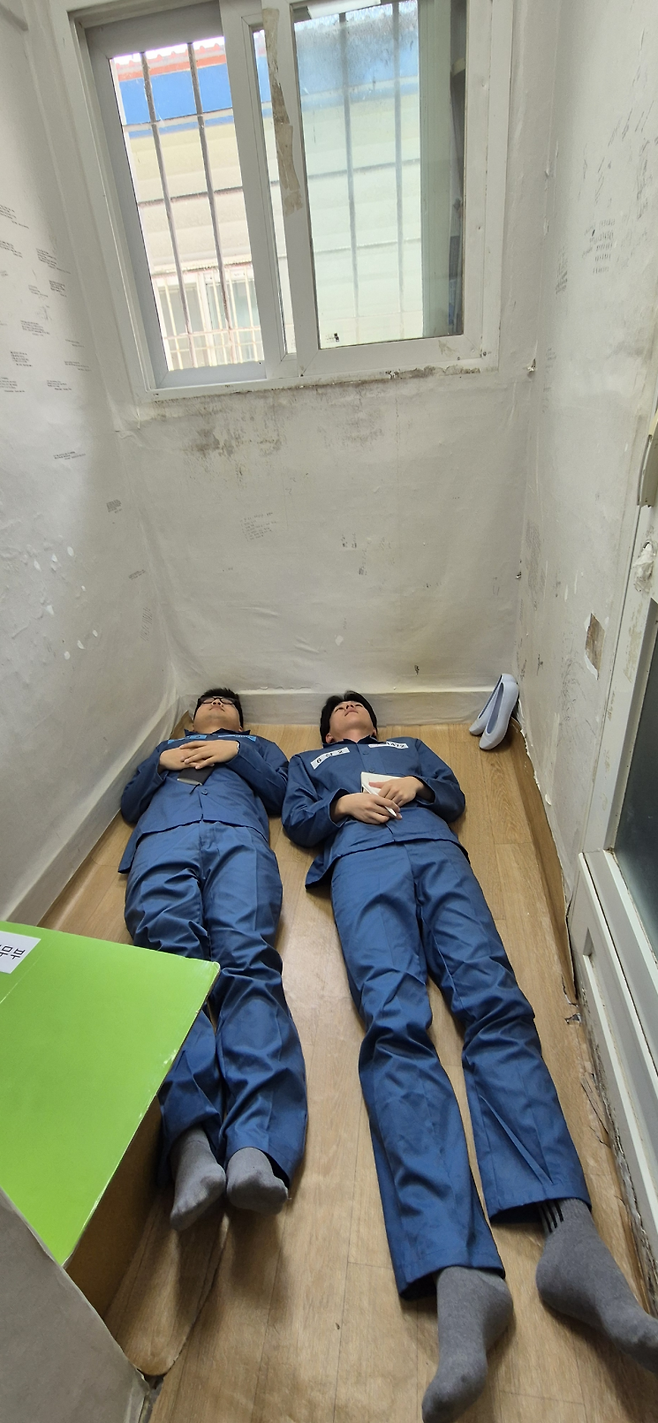 1~2명이 쓰는 4.13㎡(약 1.2평) 면적의 조사징벌 거실. 두명이 똑바로 눕지도 못할만큼 비좁고, 방 벽엔 수용자들이 직접 그린 달력과 '시간과 정신이 멈추는 징벌방...' 등 글귀가 가득하다. 법무부