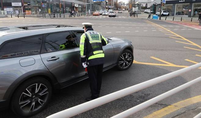 서울 강서구 한 교차로에서 경찰이 우회전 일시 정지 계도 및 단속 활동을 벌이고 있다. 연합뉴스