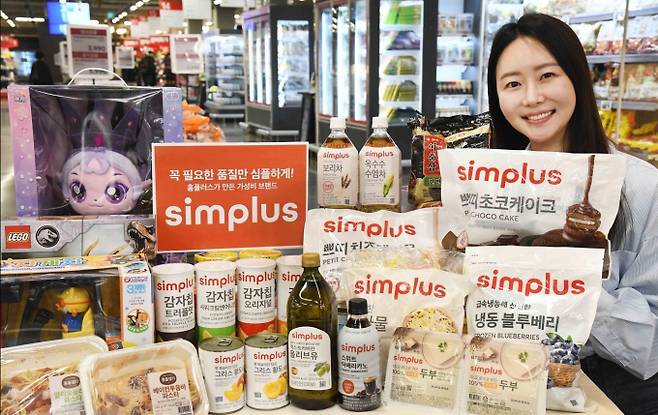 대형마트 휴무일? 이마트·롯데마트·홈플러스·코스트코 ‘더 싸게~’=이마트·롯데마트·홈플러스·코스트코 등 대형마트가 이번 주는 각사별 특색있는 할인행사에 돌입한다. 이마트는 ‘제철 토마토 균일가전’을, 롯데마트는‘PB 페스타’ 행사를, 홈플러스는 ‘PB '심플러스'(simplus) 행사’를 진행한다. ©사진=홈플러스: 대형마트 휴무일? 이마트·롯데마트·홈플러스‧코스트코 등 마트 휴무일, 쉬는날&nbsp;