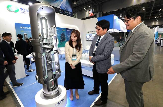 지난 2024년 10월 23일 경기도 고양 킨텍스 전시회에 전시된 한국수력원자력의 SMR 모형./뉴스1