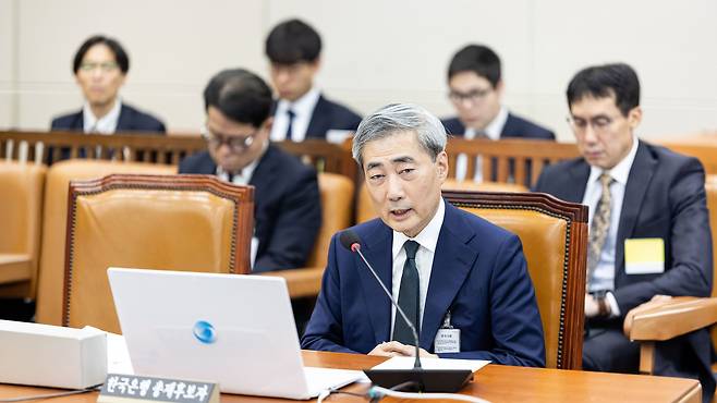 신현송 한국은행 총재 후보자가 지난 15일 서울 여의도 국회에서 열린 재정경제기획위원회 인사청문회에서 의원 질의에 답변하고 있다. /뉴스1