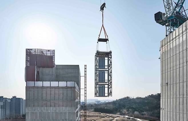 3개 층으로 공장에서 미리 만든 '이노블록' 모듈이 지난달 인천 송도 힐스테이트 센터파크 현장에서 옮겨지고 있는 모습. /현대엘리베이터