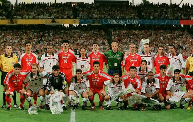 1998년 6월 21일 프랑스 리옹의 스타드 드 제를랑에서 열린 FIFA 월드컵 조별리그 미국-이란 경기에서 양국 선수들이 흰장미꽃을 앞에두고 함께 기념 촬영을 하고 있다. /게티이미지코리아