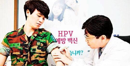 의료진이 HPV 백신을 한 남성에게 접종하고 있다./조선DB