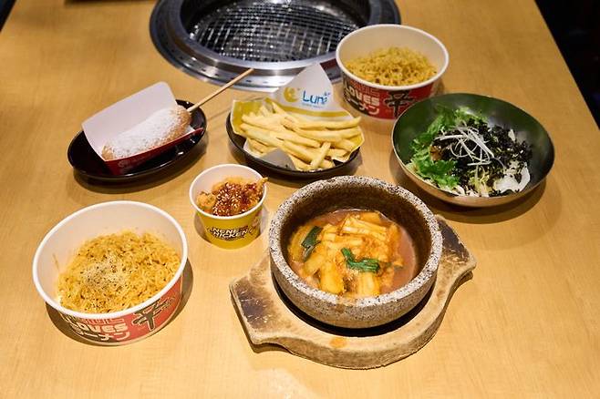 일본 전역 약 360여 개 매장을 운영하는 대형 외식 체인 ‘야키니쿠 킹’이 신라면 툼바를 활용한 협업 메뉴를 선보인다. 해당 메뉴는 오는 22일부터 7월 7일까지 약 3개월간 한정 판매된다. 메뉴 연출사진ⓒ농심