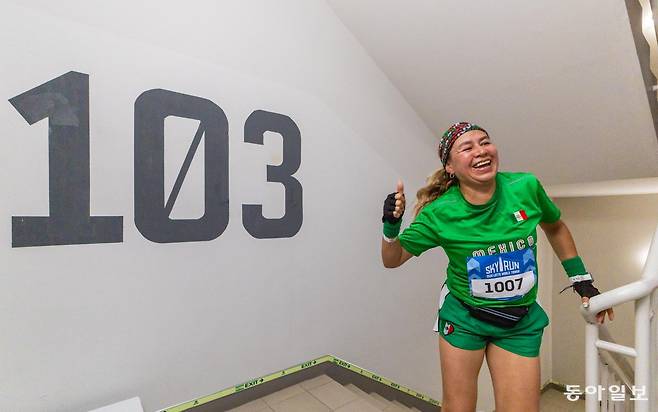 19일 서울 송파구 롯데월드타워에서 열린 ‘2026 롯데월드타워 스카이런’에서 참가자들이 계단을 오르고 있다.  변영욱 기자 cut@donga.com