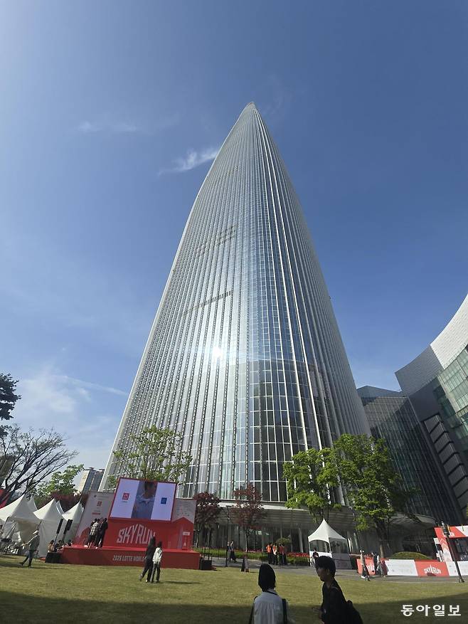 19일 오전 파란 하늘을 배경으로 롯데월드타워가 서 있다. 이날 오전 이곳에서 수직 마라톤 대회가 열렸다. 변영욱 기자 cut@donga.com