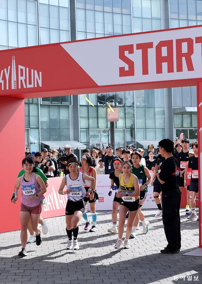 19일 서울 송파구 롯데월드타워에서 열린 ‘2026 롯데월드타워 스카이런’에서  여성 엘리트 선수들이  힘차게 출발하고 있다. 변영욱 기자 cut@donga.com