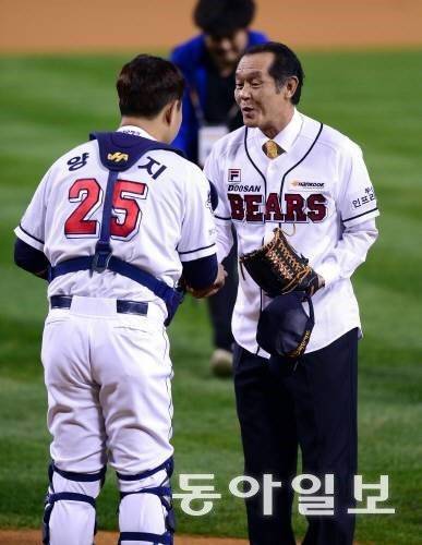 2017년 플레이오프 1차전 시구자로 나선 박철순(오른쪽)이 양의지에게 공을 건네받고 있다. 동아일보 DB